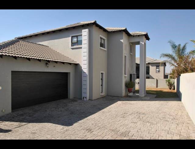 3 BEDROOM HOUSE FOR SALE IN THATCHFIELD
